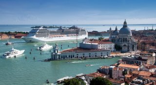 Мэр Венеции требует включить город в "черный список" ЮНЕСКО