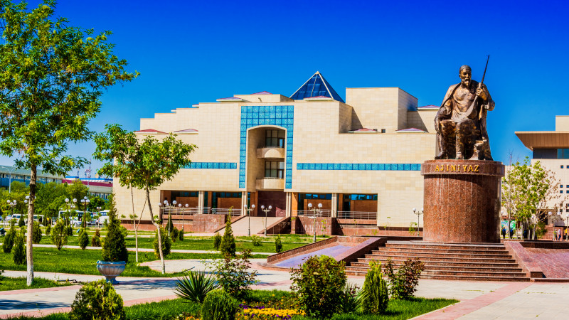 Памятник каракалпакскому поэту Аджиниязу и Государственный художественный музей Республики Каракалпакстан в Нукусе, Узбекистан,  ©Shutterstock