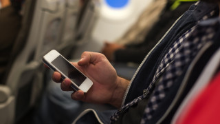 Почему опасно ронять смартфон в самолете, рассказали эксперты