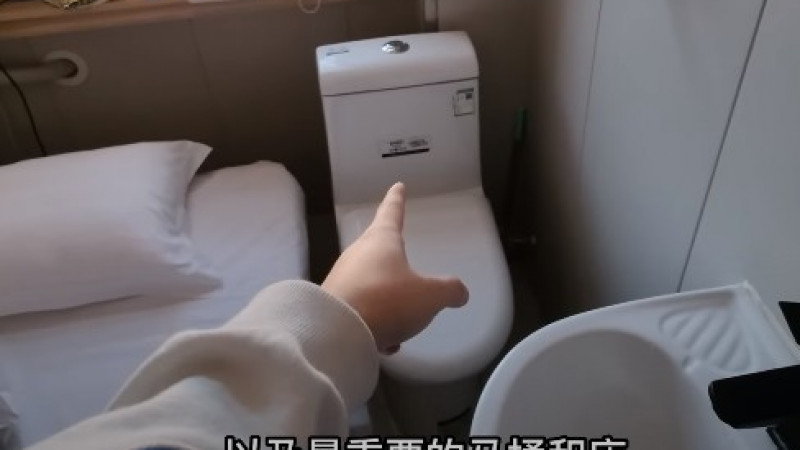 "Унитаз вместо тумбочки". Ультрадешевый номер отеля в Китае обсуждают в сети