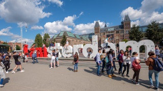 Отсеивать "неприличных туристов" начнут в Амстердаме