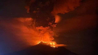 Мощное извержение вулкана произошло в Индонезии