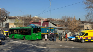 Тепловоз протаранил автобус в Алматы: что говорит КТЖ