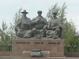 Памятник трем Великим Биям в Астане