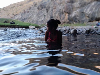 Каусар (доча) купается в холодной горной речке