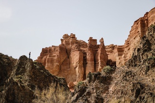 Величие скалы по сравнению с человеком. Чарынский каньон.