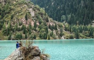 Завораживающая зелено-голубая вода озеро Иссык