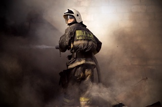 Фотография была сделана в 2018 году во время пожара жилого дома. После того, как рухнула крыша пожарный обернулся на мгновение.