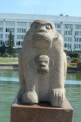 Скульптура обезьяны