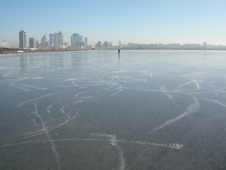 Зимняя Астана. Импровизированный каток на озере Талдыколь