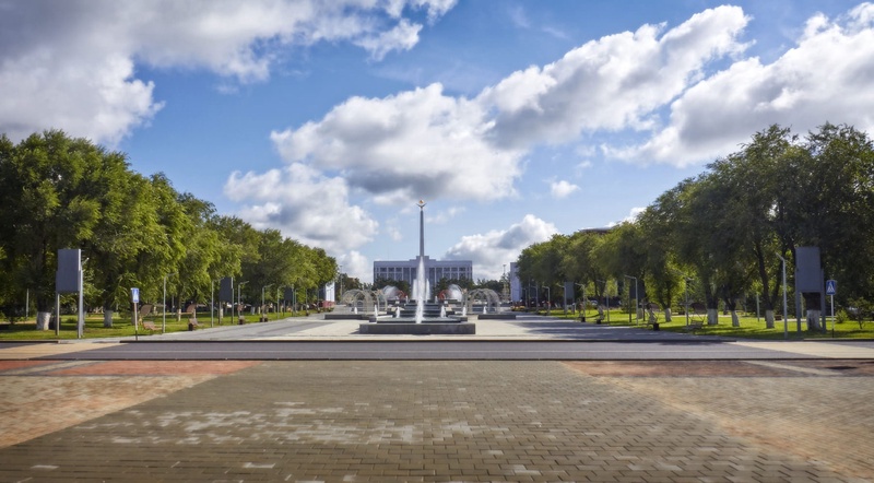 Караганда. На заднем плане — монумент Независимости и здание областного акимата