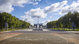 Фото сделано со стороны парка. На заднем плане - монумент Независимости и здание областного акимата
